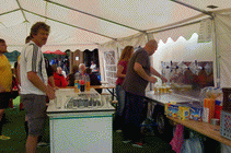 Michi und Mario an der Zapfanlage